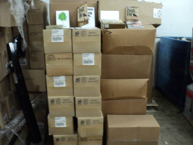 lot 133 image: Pallet Green Event Guides and Dig I...