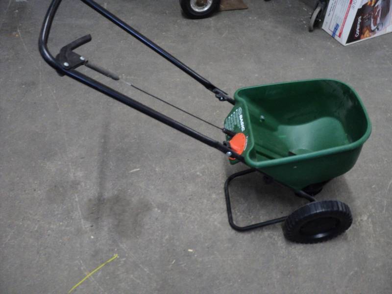 lot 197 image: Scotts Basic Spreader...