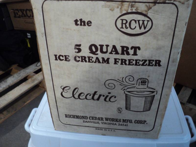 lot 238 image: Electric 5 quart Ice Cream Freezer...