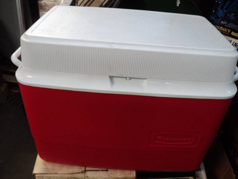 lot 243 image: Rubbermaid Cooler...