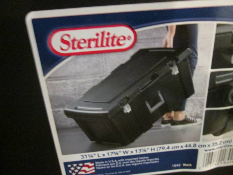 lot 47 image: Sterilite 92 quart Footlocker Stora...