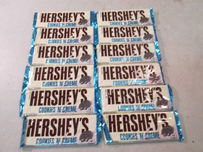 lot 122 image: 12 Hersheys Cookies N Creme Candy B...