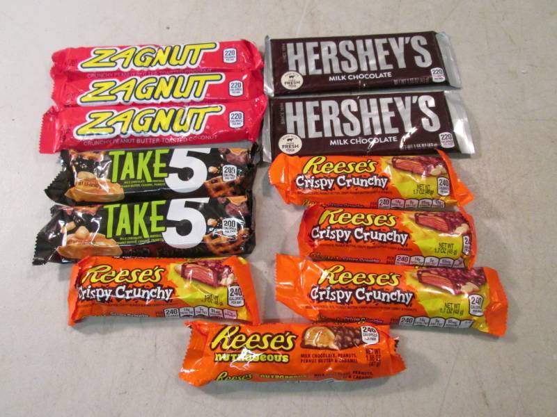 lot 127 image: 12 Assorted Candy Bars Best by date...