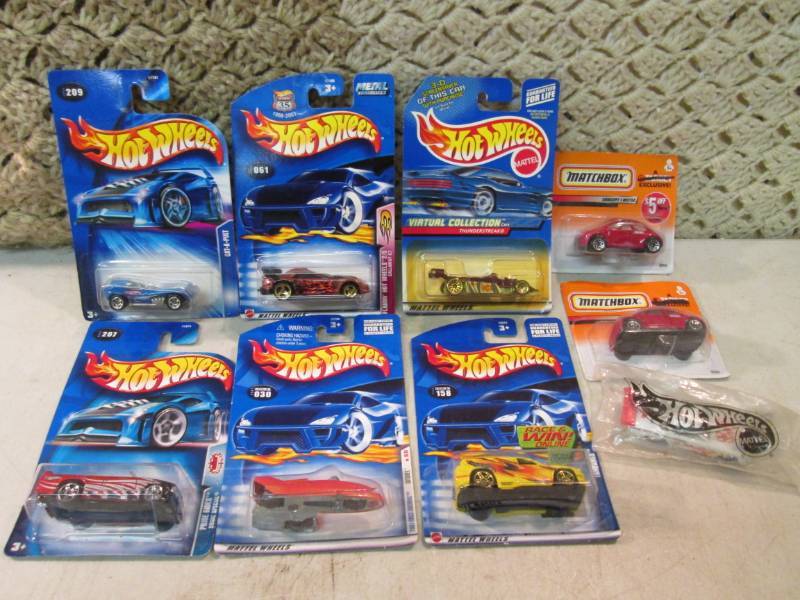 lot 128 image: 9 Hot Wheels and Matchbox Cars  E-1...