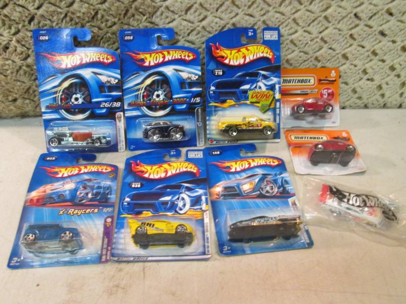 lot 129 image: 9 Hot Wheels and Matchbox Cars  E-1...