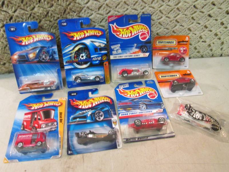 lot 130 image: 9 Hot Wheels and Matchbox Cars  E-2...