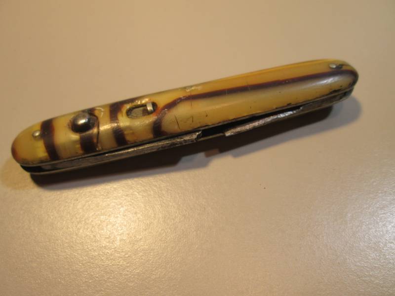 lot 140 image: Vintage Schrade 2-Blade Push Button...