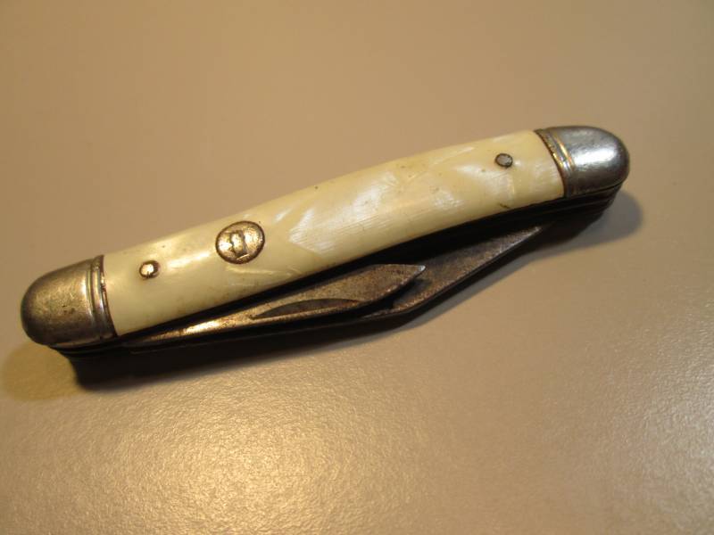lot 165 image: Vintage Imperial 2-Blade Pocket Kni...