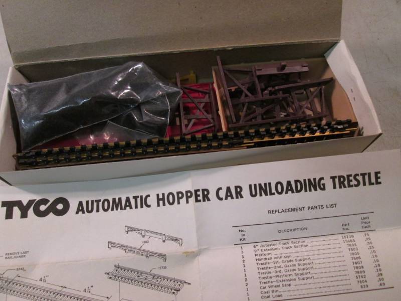 lot 217 image: Tyco Automatic Hopper Car Unloading...