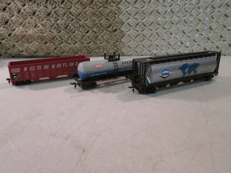 lot 219 image: Lot of 3 Vintage Train Cars  RM1...