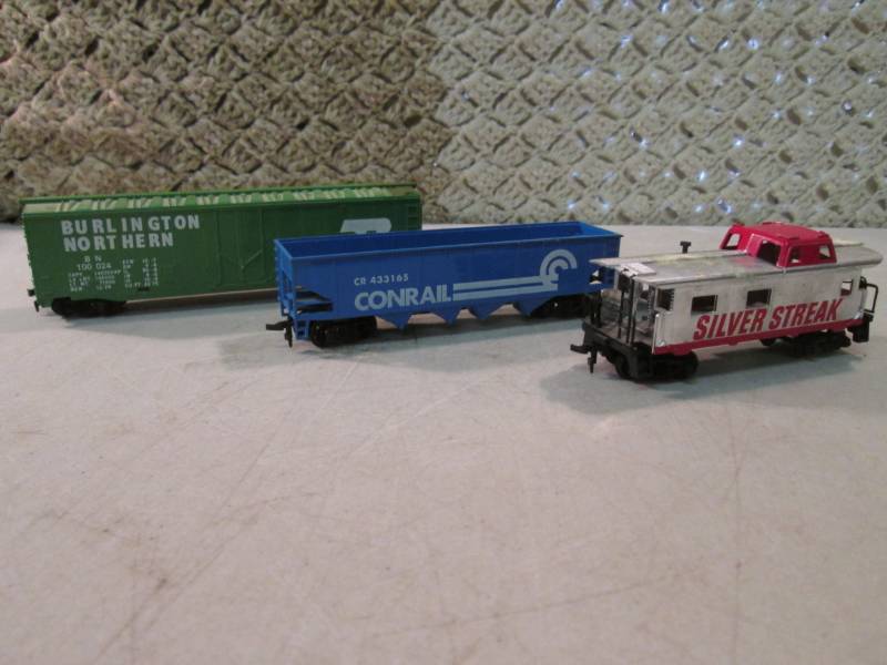 lot 220 image: Lot of 3 Vintage Train Cars  RM1...