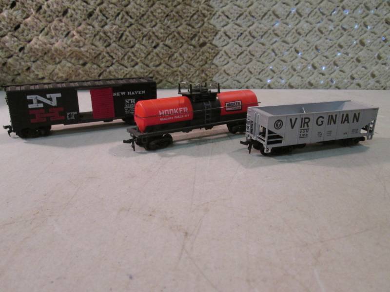lot 221 image: Lot of 3 Vintage Train Cars  RM1...