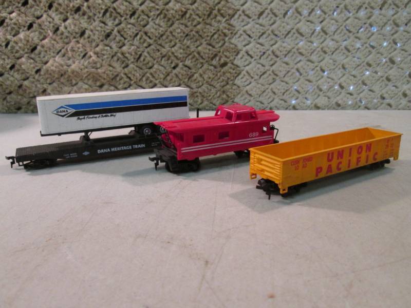 lot 222 image: Lot of 3 Vintage Train Cars  RM1...