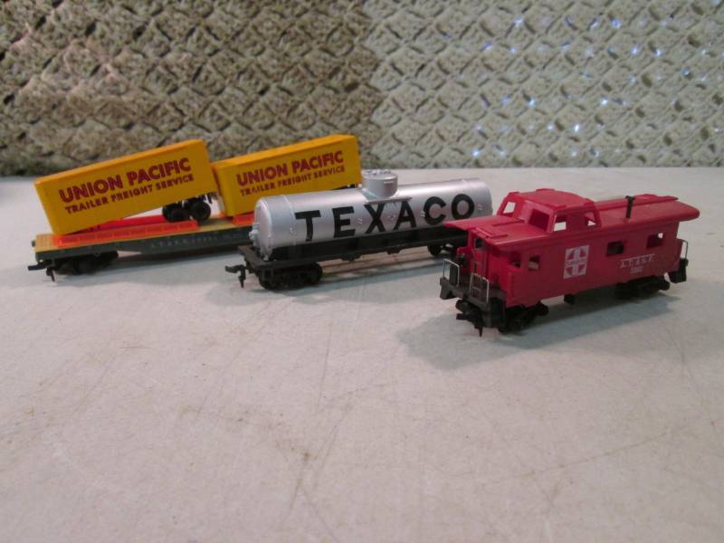lot 223 image: Lot of 3 Vintage Train Cars  RM1...