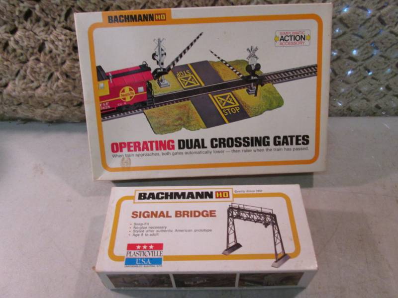 lot 225 image: Vintage Bachmann HO Train Set Acces...