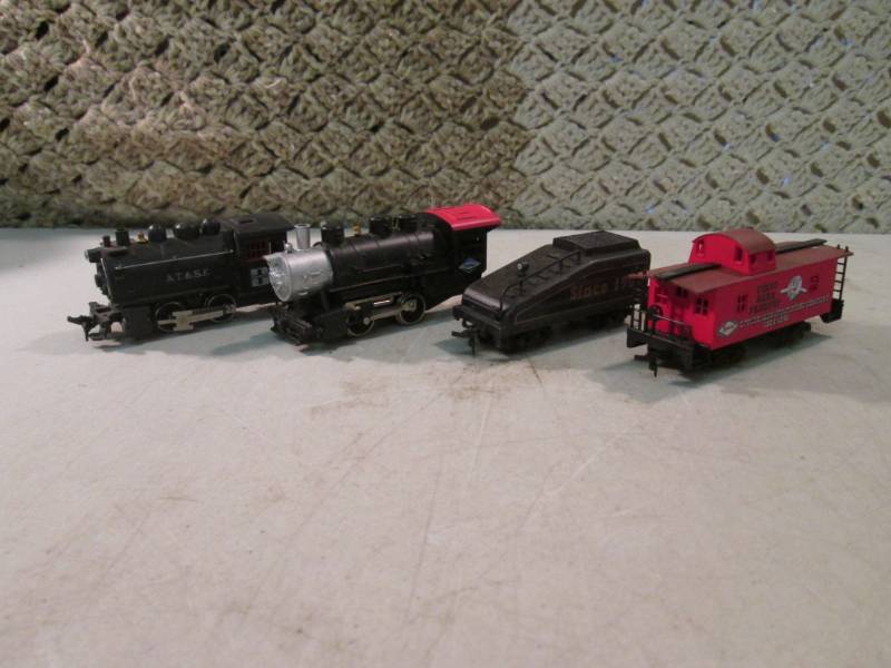 lot 231 image: 2 Train Engines Coal Car and Caboos...