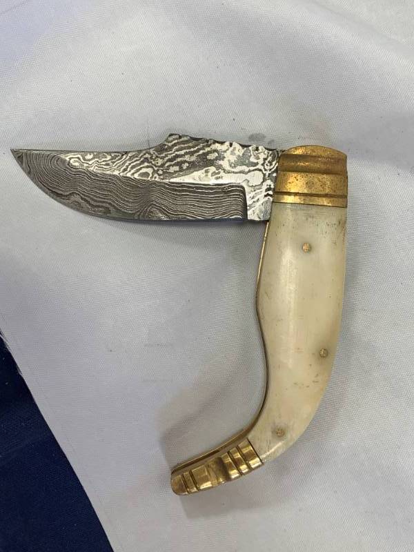 lot 12 image: Damascus Knife