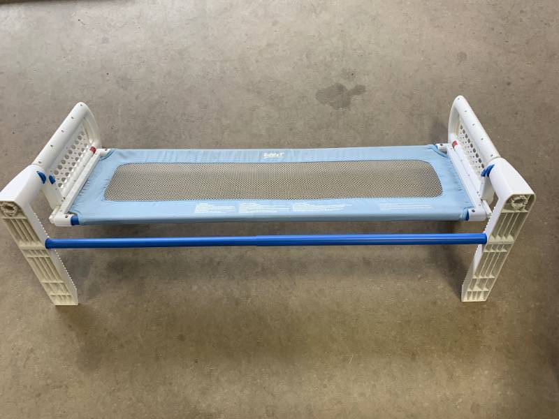 lot 32 image: Safety 1st Child Safety Bed Rail