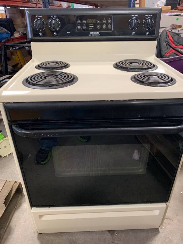 lot 86 image: Frigidaire Self Cleaning Oven Stove