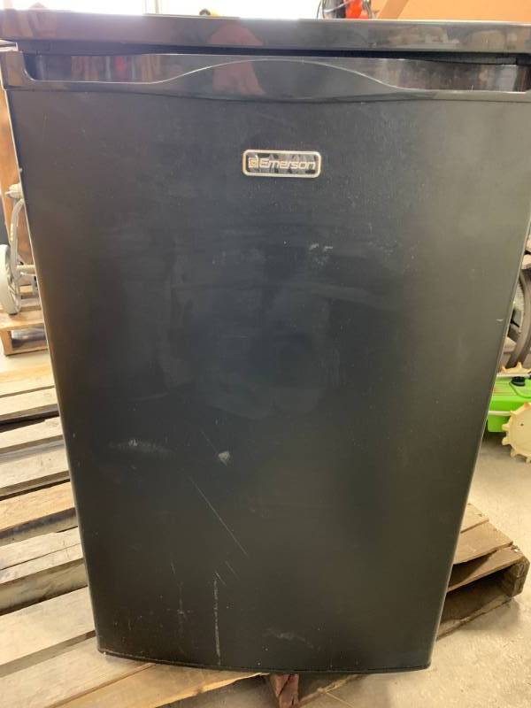 lot 87 image: Emerson Refrigerator 33 Tall