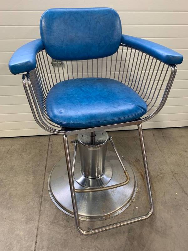 lot 104 image: Josephs School of Hair 1960s Barber Chair