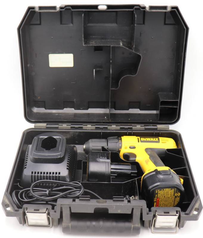 lot 9 image: DeWalt DC750 9.6v DrillDriver