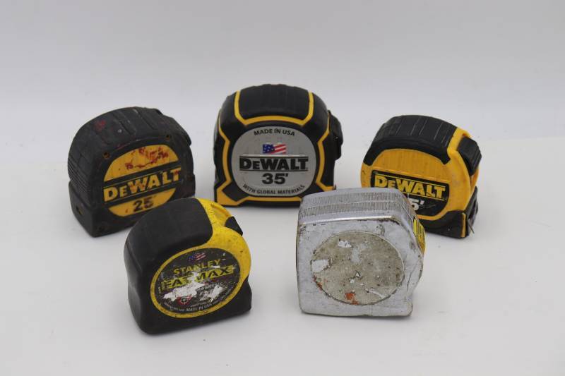 lot 17 image: Lot of 5 tape measures