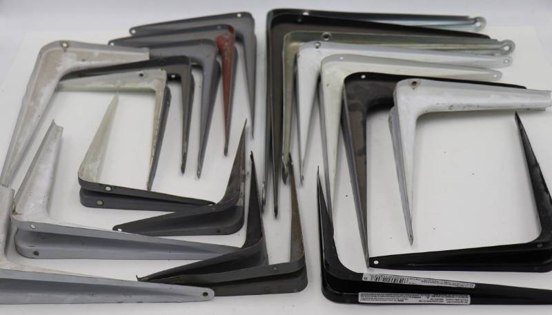 lot 26 image: Lot of misc shelf brackets