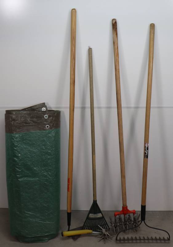 lot 43 image: Lot of misc garage items