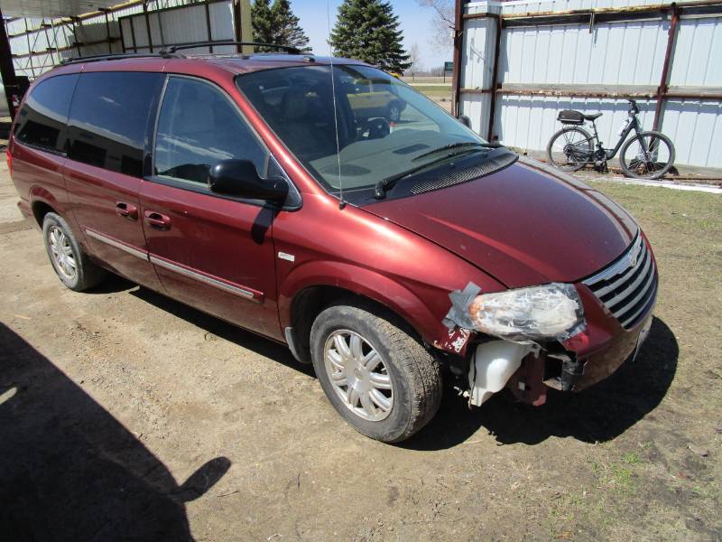 lot 9 image: 2007 Chrysler SW Town & Country Van                            (R1052)