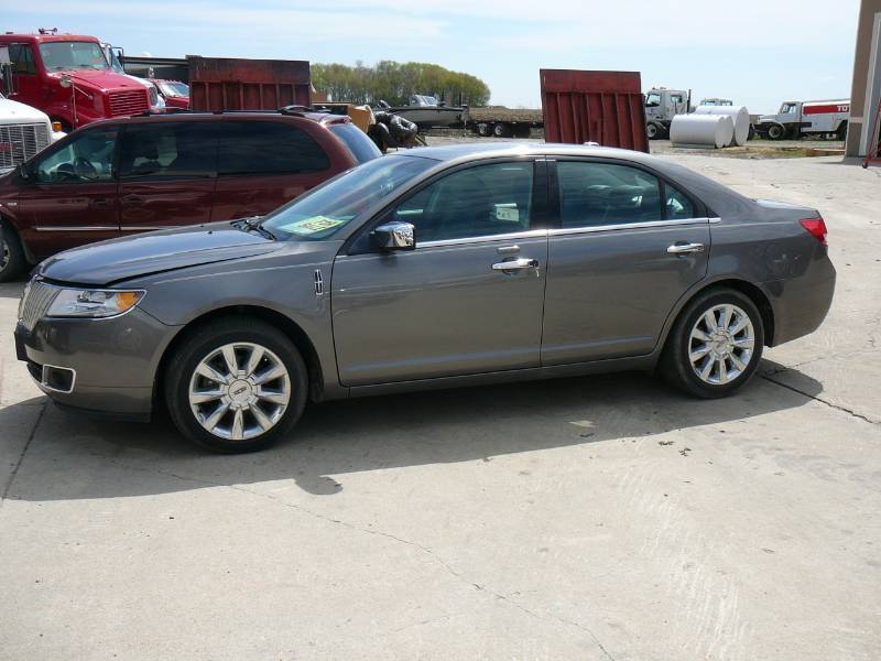 lot 8 image: 2010 Lincoln MKZ                                 (R1043)