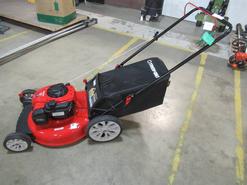 lot 5 image: Troy-bilt 21 in. 140 cc 550ex Series Briggs & Stratton Gas Walk Behind Push Mower with 2-in-1 cutting TriAction Cutting System - Slightly Bent Rear Wheel RH Side