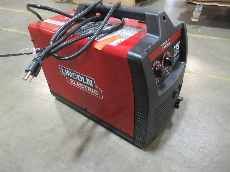 lot 62 image: Lincoln Electric Weld Pak 125 HD Wire-Feed Welder, K2513-1 - Missing Ground and Stick.
