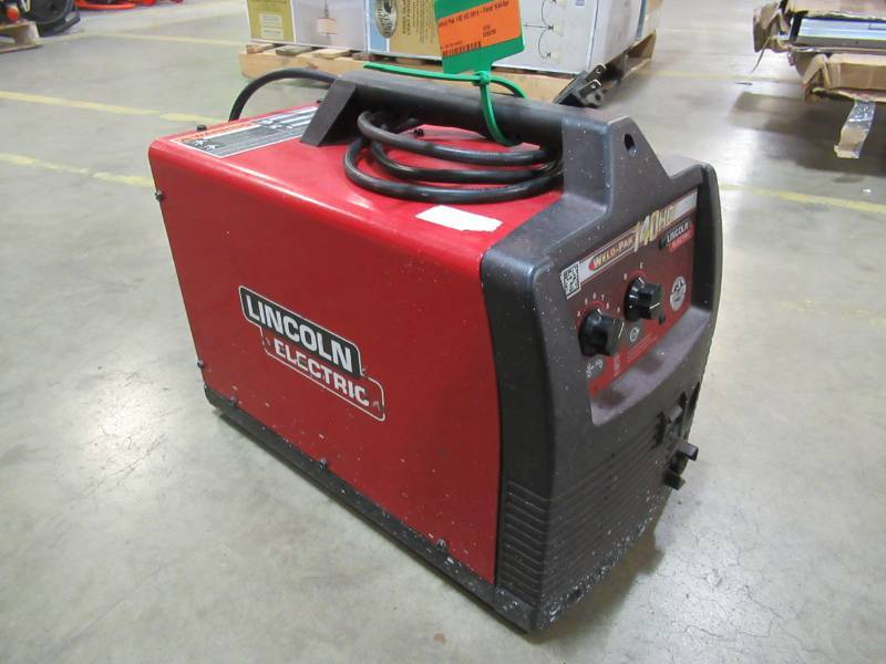 lot 64 image: Lincoln Electric Weld Pak 140 HD Wire-Feed Welder, K2514-1 - Missing Ground & Stick, Broken ground on plug