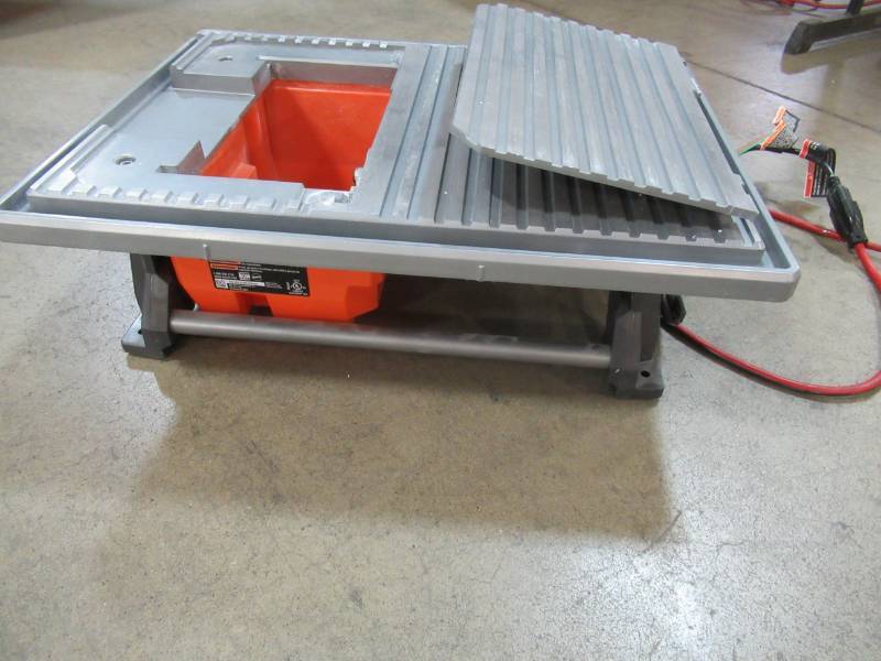 lot 99 image: Ridgid 120-Volt 7 in. Table Top Wet Tile Saw, R4021, Missing Parts, Motor Hums will not turn. - For parts