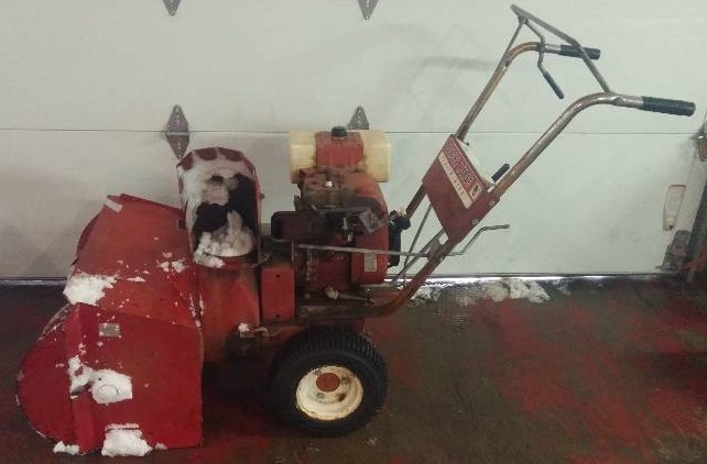 lot 1 image: 7hp Wheel Horse SnowBlower, tested as-working