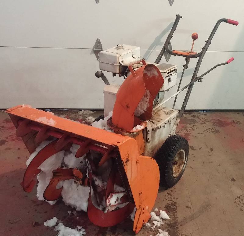 lot 6 image: AMF 26 7hp Polar Bear Snow Blower, tested as-working