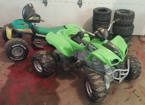 lot 8 image: Power Wheels Set