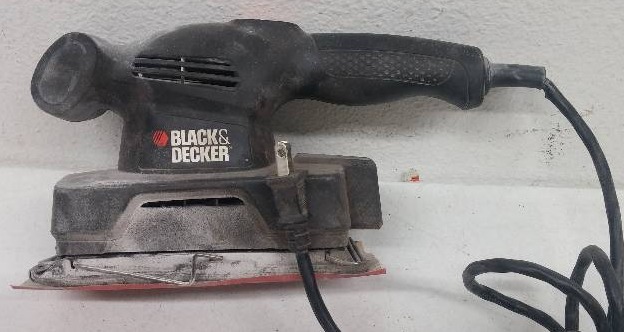 lot 33 image: Black & Decker 12 Sheet Pad Sander, tested as-working