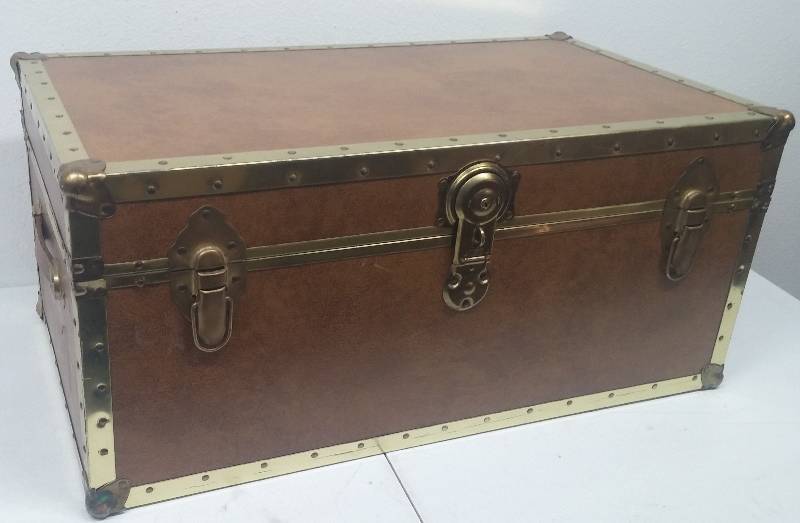 lot 79 image: 32x17x14 locked chest