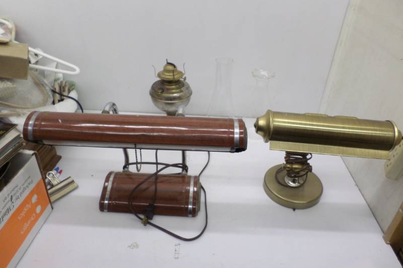 lot 70 image: 2 Antique Desk Lamps, Antique Oil Lamp