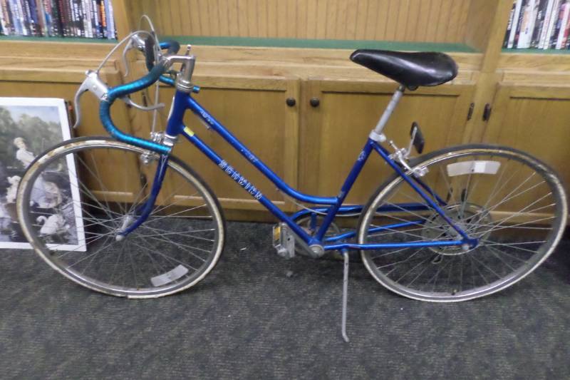 lot 76 image: Vintage Female Ble Schwinn Bike