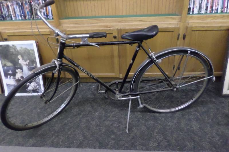lot 77 image: Vintage Male Black Schwinn Bike