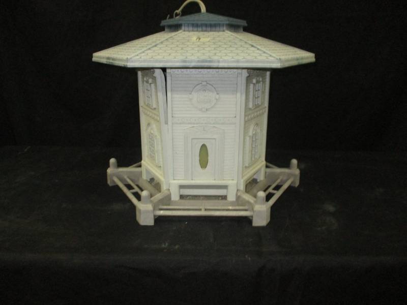 lot 16 image: Large Birdfeeder 18 high or more