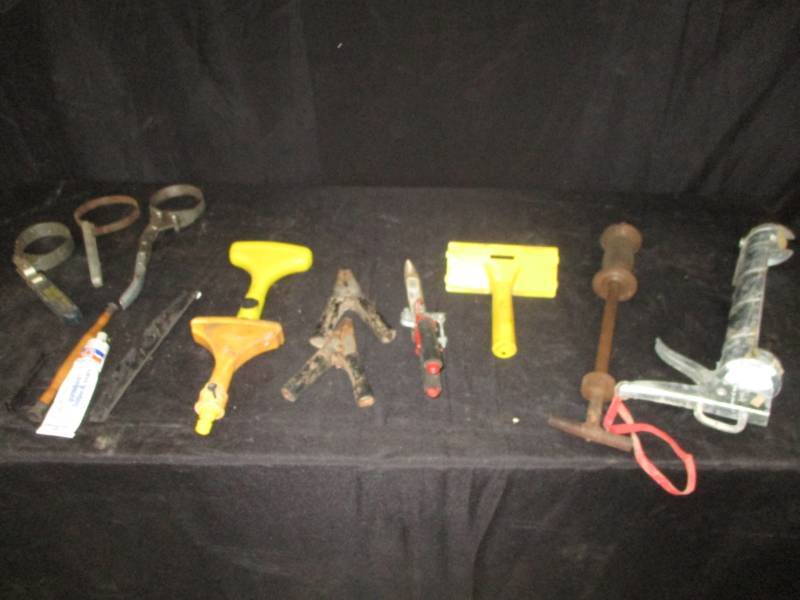 lot 34 image: Misc Tools, garden item, hose ends and Garage Items