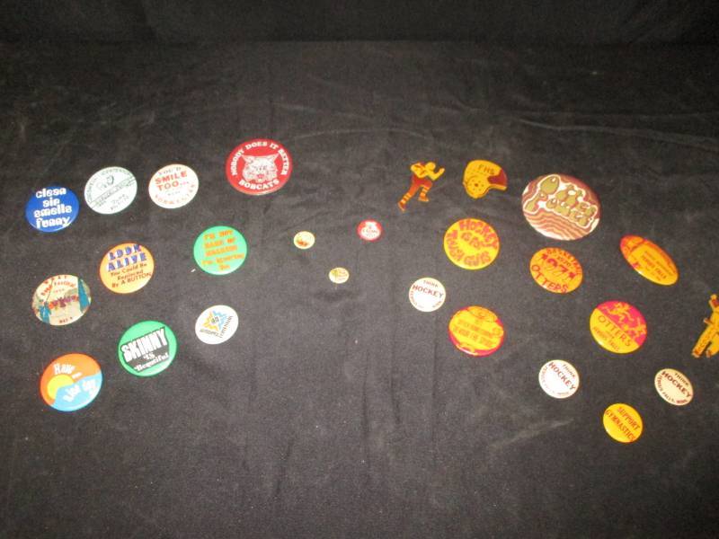 lot 56 image: Various Vintage Pins and Collectibles
