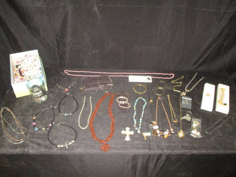 lot 57 image: Jewelry