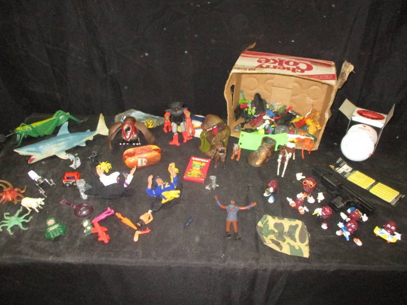 lot 122 image: Vintage toys