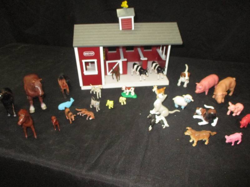 lot 131 image: Bryer Barn with horses and other animals
