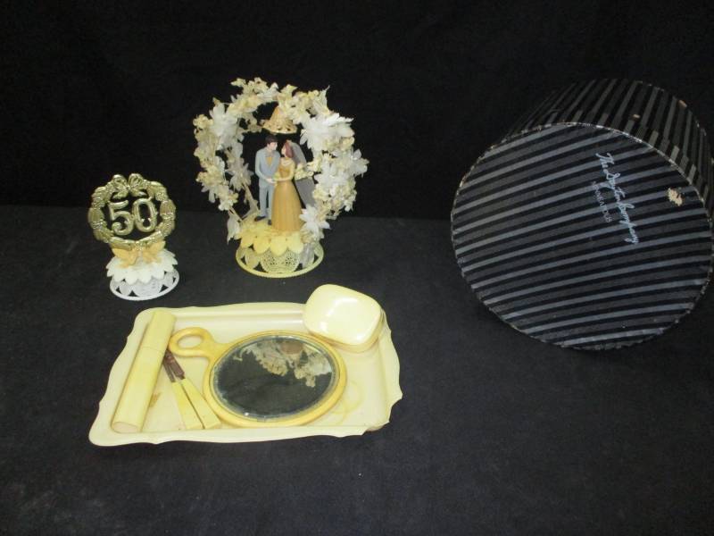 lot 150 image: Vintage Dresser Set and Hat Box